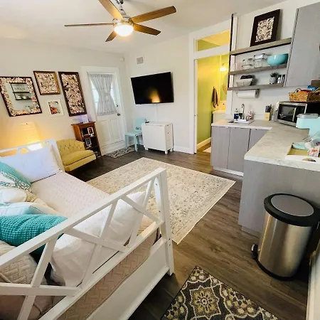 Coastal Chic Suite With Kitchenette And Private Entrance